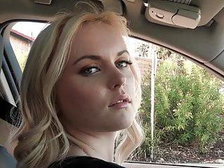 Blondine mit echten dicken Titten karol Fox beim reiten