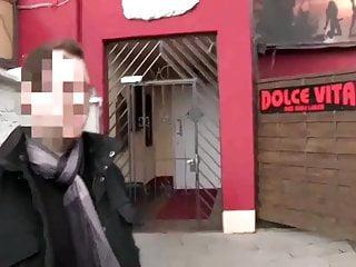 Busige blonde Hausfrau hat Sex zu dritt