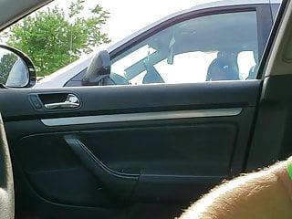 Amateurin zieht sich im Auto nackt aus