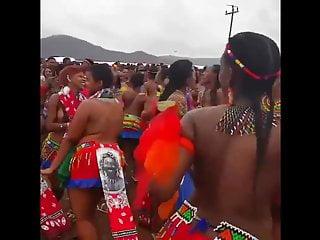 Afrikanische Braut fickt sich mit zwei Schwänzen