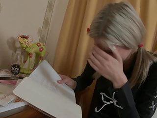 Schulmädchen wird von einem dicken Schwanz anal gefickt