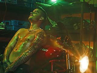 Heißer junge Latina fickt großen Schwanz anal