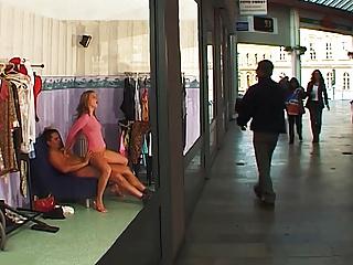 Stiefschwester wird in den Arsch gefickt