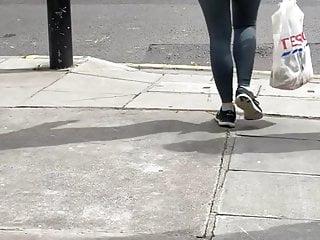 Spanische Latina macht die Beine breit