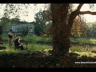 Ein nacktes weihnachtsflittchen nackt vor der Kamera