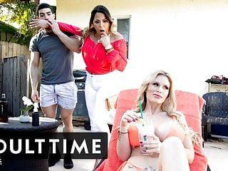 Sexy Lehrerin mit großen Brüsten verführt ihren Schüler