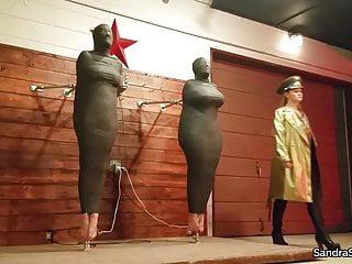 Kurvige Sandra und Freundin ficken mit dem Kunstschwanz