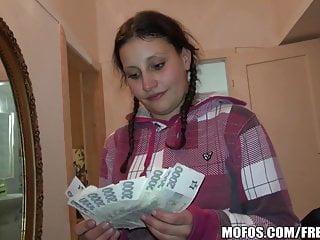 Hübsche Studentin macht die Beine breit