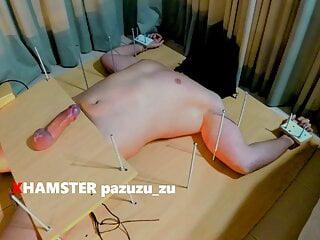 Dominante Domina wichst ihren Sklaven bis zum Orgasmus