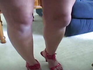 Blonde Sexbombe wird am Pool in alle Löcher gefickt