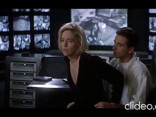 Die dünne Sharon Stone masturbiert in der Badewanne