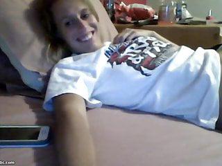 Notre vollbusige Studentin masturbiert vor der Cam