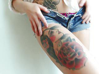 Tätowierte Schlampe zeigt ihren engen Arsch