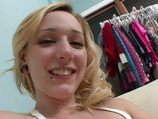 Blondine bekommt warmen Saft nach Deep Throat