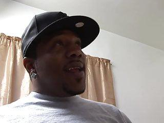 Busige Schlampe nimmt einen schwarzen Schwanz tief in den Mund