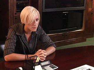 Blondine leckt ihre füsse bevor sie gefickt wird