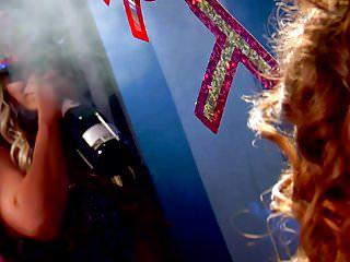 Vollbusige Schlampen in sexy dessous lecken sich gegenseitig