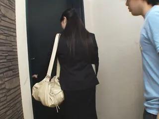 Junge bekommt Hilfe beim lernen von einer heissen Lehrerin