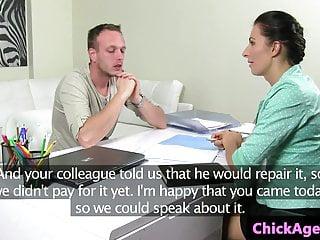 Echtes Casting Babe lutscht Schwanz und fickt