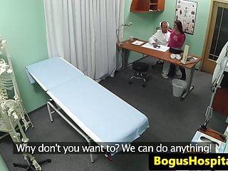 Versteckte Kamera filmt die junge Patientin