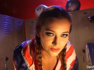 Brünette Dani Daniels masturbiert in der sportumkleide