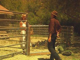 Die geile Brooke wird im Garten doggy style gefickt - Outdoor Sex mit der geilen Brooke Skye