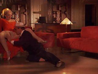 Frau bekommt es im Lager hart besorgt