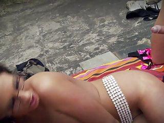 Sexy Lady mit dickem Arsch wird im Freien anal gefickt