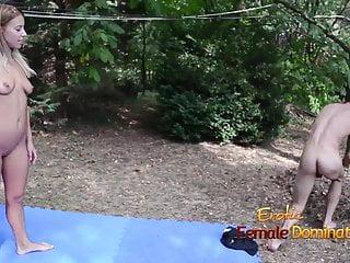 Nikky humiliats wichst ihren Sklaven im Gesicht