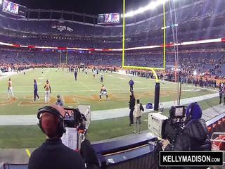 Kelly Madison bekommt einen Schwanz im Hotelzimmer