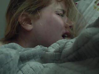 Unterdrückbare Schlampe wird in alle Löcher gefickt