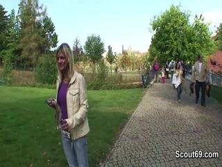 Zwei fremde verführen tschechische Teen zum ficken auf der straße