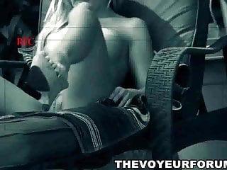 Blondes Luder bläst und fickt am Pool