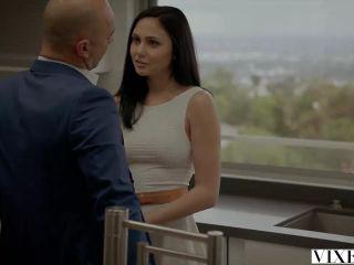 Der Verkäufer fickt Ariana Marie in den Arsch