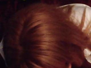 Blondine bläst ihrem lover den Schwanz hart