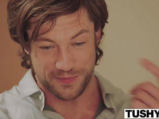 Winziger Teenie bekommt ihren Arsch gedehnt