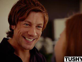 Tushy busige Babe fickt ihre Schwester mit ihren Exfreund