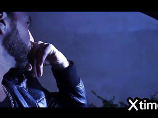 Italienisches mädel lutscht einen grossen Schwanz