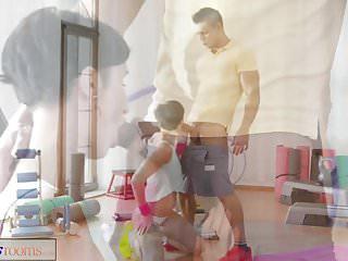 Fitnesstrainer fickt Brünette nach dem Sportunterricht