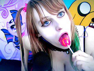 Hübsches Mädel lutscht und leckt Lollipop bis sie kommt