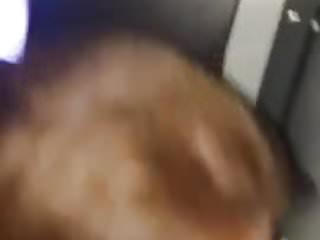 Bisexuelles Paar teilt sich einen Schwanz am Gloryhole