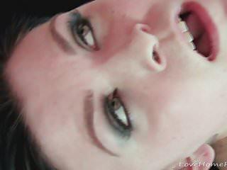 Schönheit in roter Reizwäsche bekommt es besorgt