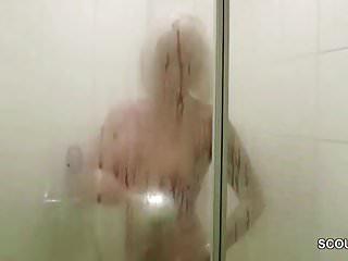 Deutsche Milf mit dicken Titten unter der Dusche erwischt