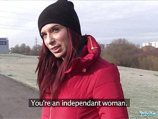 Sie fickt für Geld im Auto