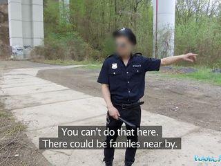 Blonde Polizistin fickt für Geld im Auto - Sex im Auto