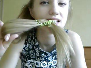 Super sexy Blondine rubbelt sich die Spalte