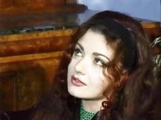 Behaartes italienisches Mädchen verführt einen Priester auf ihren Arsch