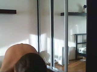 Super sexy Teen strippt und reibt sich die Fotze