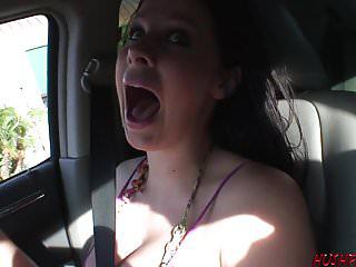 Gianna Michaels bläst einen Schwanz im van