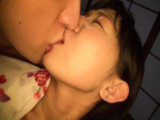 Asiatische Mädchen ziehen sich für den Fick vor